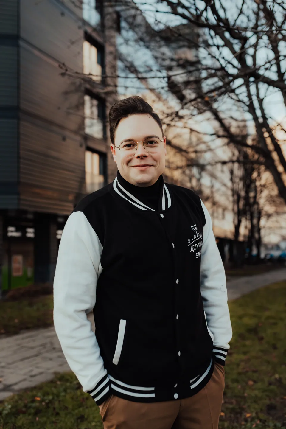 Patryk Topoliński w kurtce Językowej Siłki